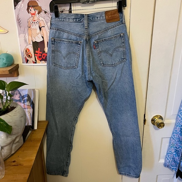 Medium wash 501 Levi’s Jeans 27x28 - Picture 5 of 5